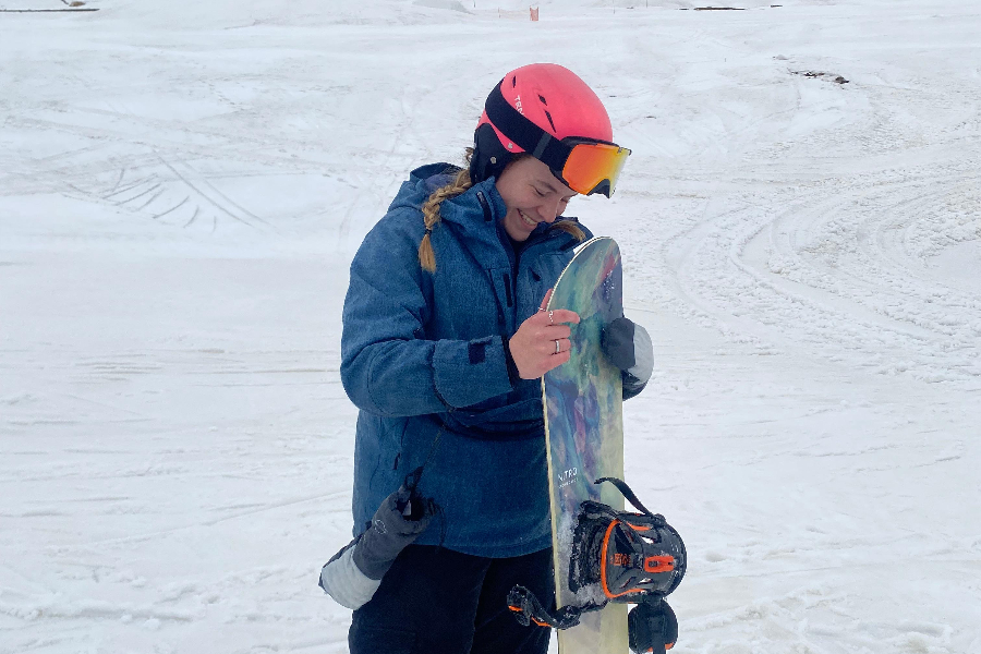 Een truijas met snowboarden is warmer