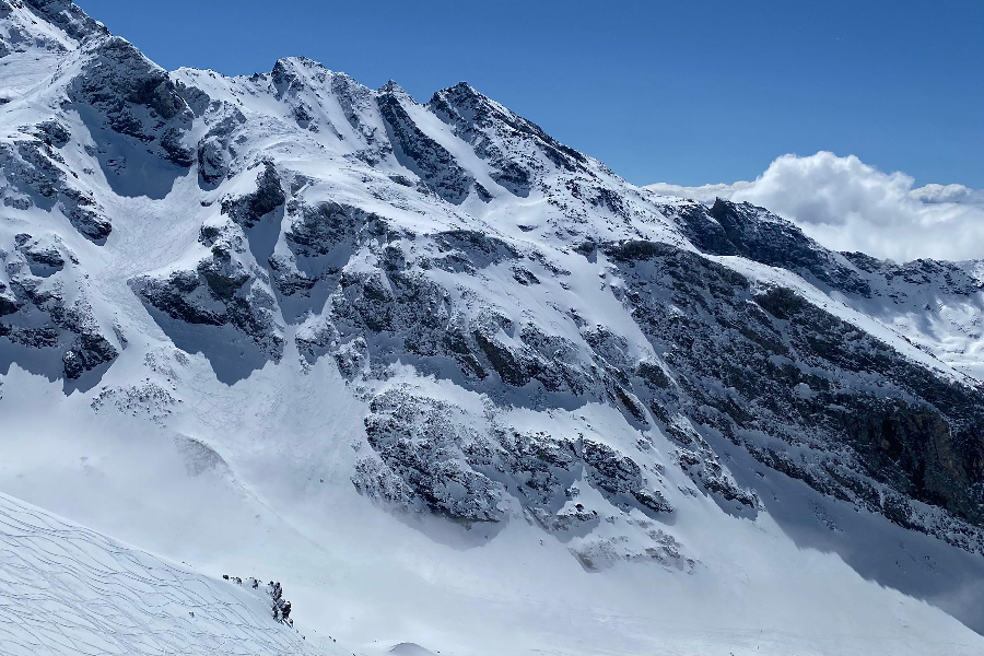 Prachtig uitzicht van besneeuwde bergtoppen
