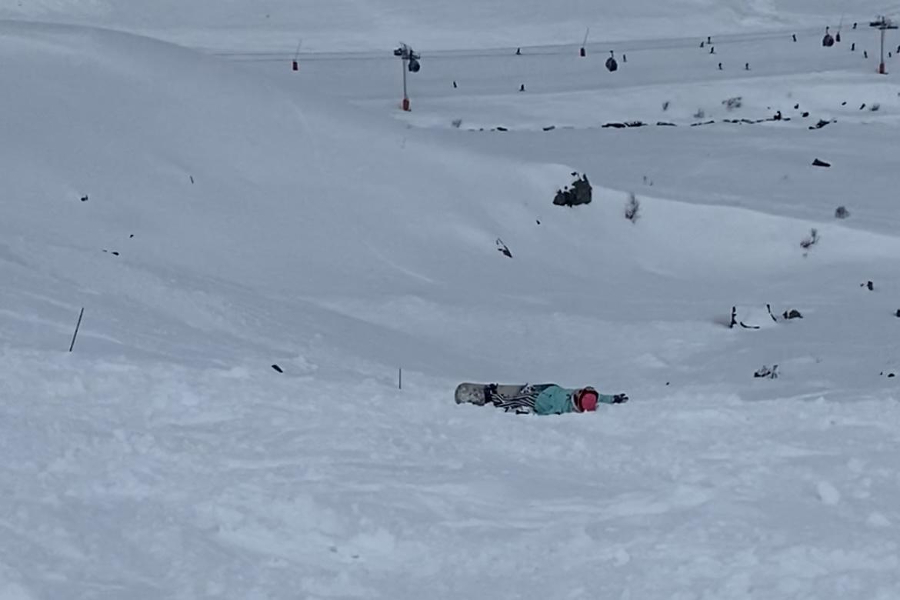 Liggende snowboarder in Val Thorens