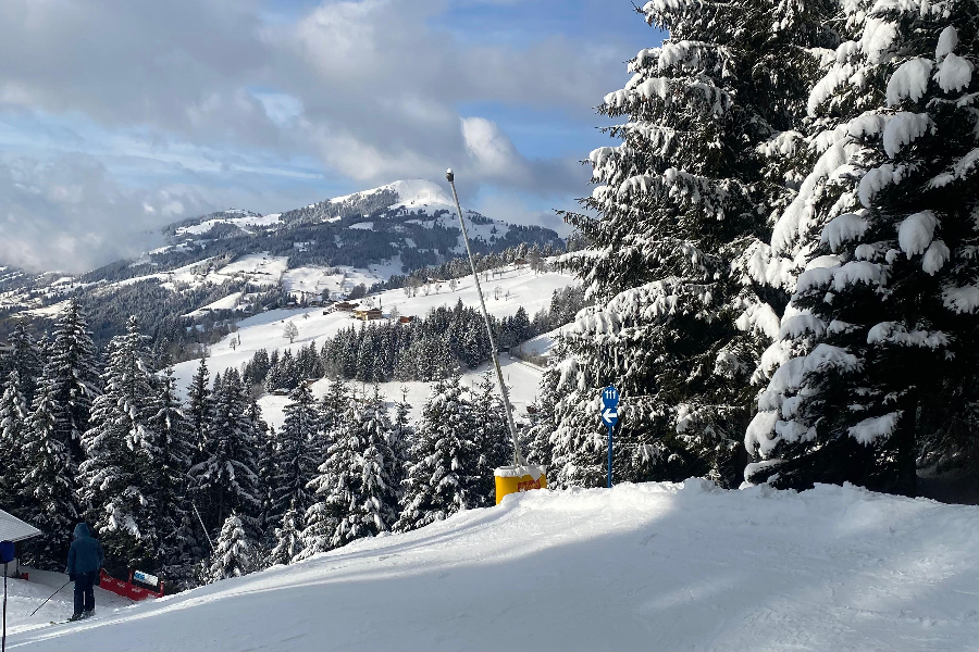 Een dikke laag sneeuw boven op de piste in Wilder Kaiser - Brixental